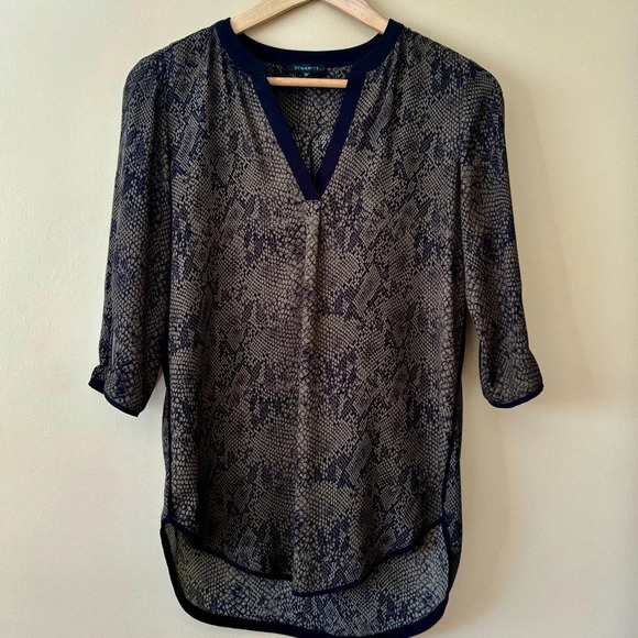 Dynamite| Chic Modern Snakeskin Print V-Neck 3/4 Zipper Sleeve Tunic Top Sz‎ XS - Picture 1 of 5